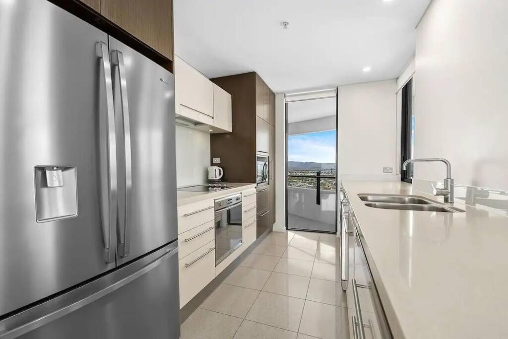 24th Floor Luxury, The Wave Broadbeach Apartment *