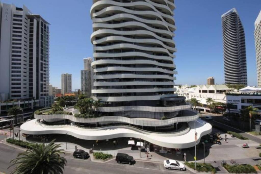 24th Floor Luxury, The Wave Broadbeach Apartment *