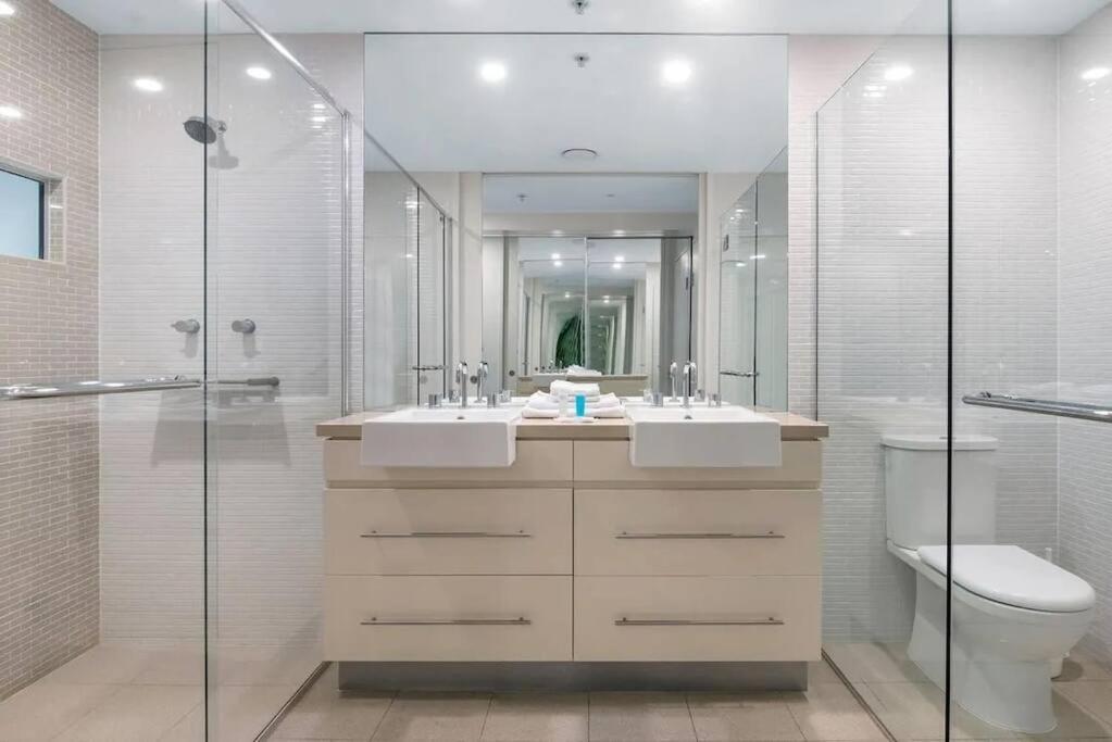 24th Floor Luxury, The Wave Broadbeach Apartment *