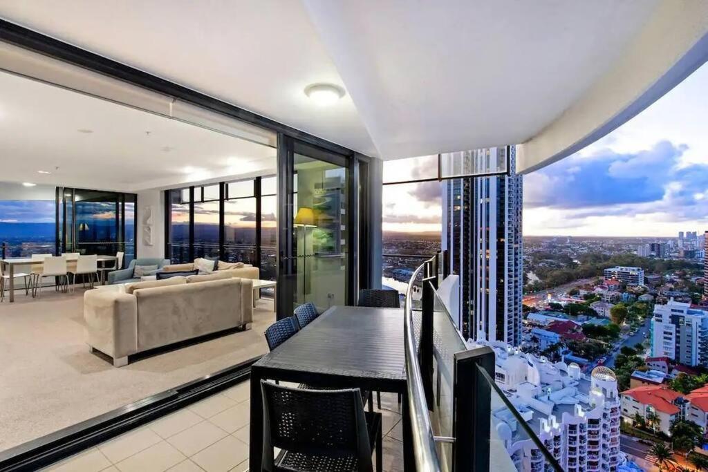 24th Floor Luxury, The Wave Broadbeach Apartment *