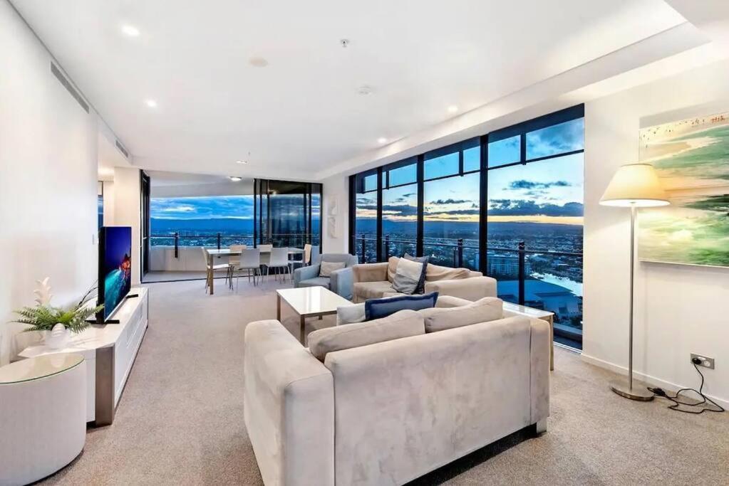 24th Floor Luxury, The Wave Broadbeach Apartment